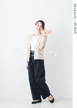 OKのジェスチャーをするスーツ姿の女性 42459798
