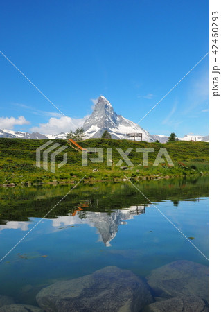 ライゼーに映るマッターホルン 42460293