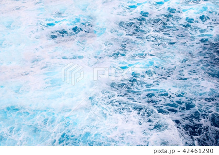 白波立つ残波岬の海面 42461290