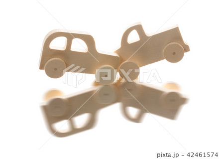 木製の自動車玩具で作る事故シーン 木製の自動車玩具で作る事故シーン 42461574