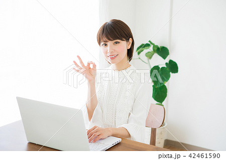 パソコンをする若い女性 パソコンをする若い女性 42461590