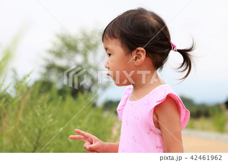 2歳の女の子の横顔の写真素材