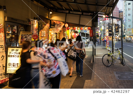 名古屋市中区椿町　路地　飲屋街の酔っぱらい　百えん屋 名駅西口店前 42462297