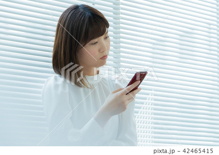 窓辺に立つ女性 42465415