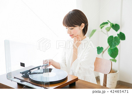 レコードをかける女性 レコードをかける女性 42465471