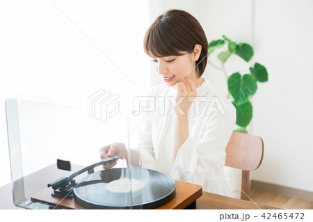 レコードをかける女性 レコードをかける女性 42465472