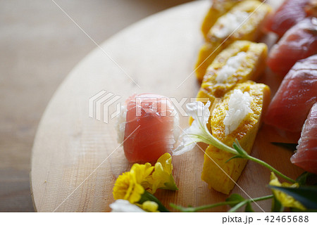 寿司　鮨　寿司職人　鮨職人　職人　調理師　料理人　男性　シニア　70代　熟練　食べ物　和食 42465688