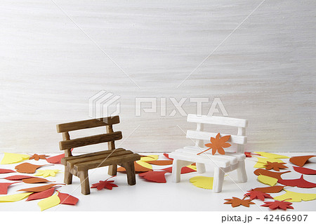 対談　秋　季節　落ち葉　ベンチ　散歩道 42466907