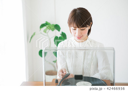 レコードをかける女性 レコードをかける女性 42466936