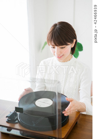 レコードをかける女性 42466939