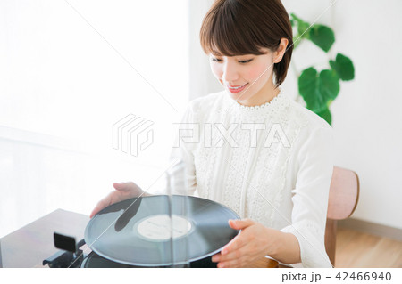レコードをかける女性 レコードをかける女性 42466940