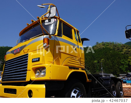 大型のイエロートラック 大型のイエロートラック 42467037