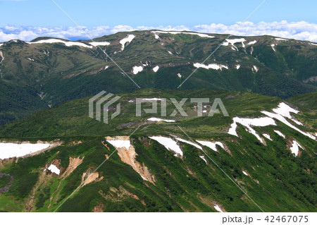 北アルプス　水晶岳山頂への道　雲ノ平と北ノ俣岳遠景 42467075