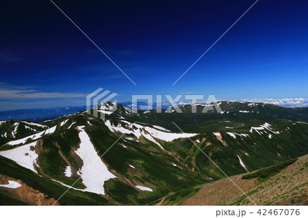 北アルプス　水晶岳山頂への道　雲ノ平全景（黒部五郎岳、北ノ俣岳、祖父岳）と白山遠景　 42467076