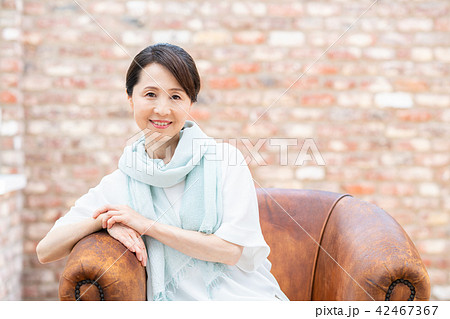 ミドルの女性 42467367