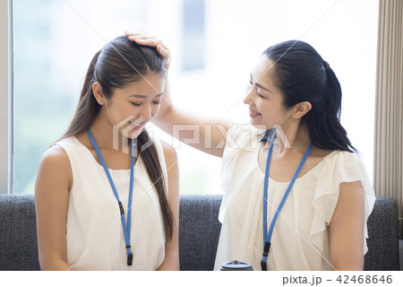 優しい上司　悩み　相談　オフィスカジュアル　フリーアドレスオフィス 42468646