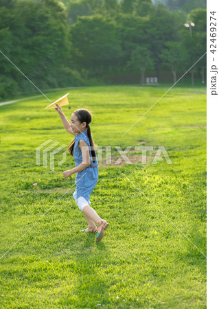 青い 子供 投げる 42469274