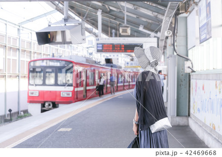 電車待ちイメージ シニア女性 プチ旅行 42469668