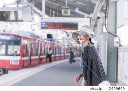 電車待ちイメージ シニア女性 プチ旅行 電車待ちイメージ シニア女性 プチ旅行 42469669