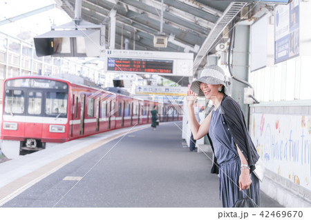 電車待ちイメージ シニア女性 プチ旅行 電車待ちイメージ シニア女性 プチ旅行 42469670