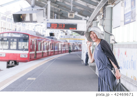電車待ちイメージ シニア女性 プチ旅行 電車待ちイメージ シニア女性 プチ旅行 42469671
