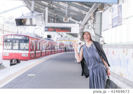 電車待ちイメージ シニア女性 プチ旅行 電車待ちイメージ シニア女性 プチ旅行 42469672