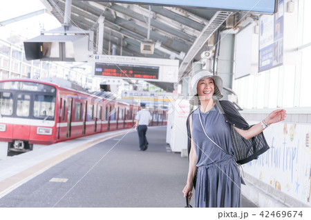 電車待ちイメージ シニア女性 プチ旅行 電車待ちイメージ シニア女性 プチ旅行 42469674