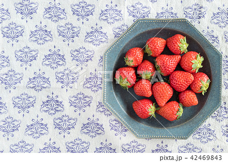 マット真上からの左を空けたいちご マット真上からの左を空けたいちご 42469843