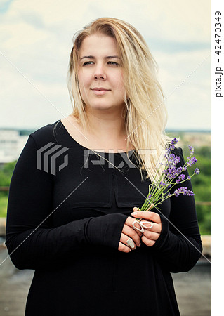woman with a bouquet of lavender 42470349