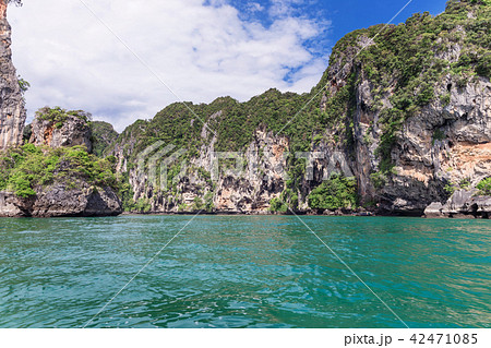 Popular travel tropical karst rocks perfect for Popular travel tropical karst rocks perfect for 42471085