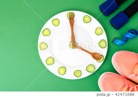 Healthy eating with workout and fitness dieting , weight loss concept Healthy eating with workout and fitness dieting , weight loss concept 42471086