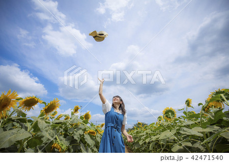 ひまわり ワンピース 麦わら帽子の写真素材