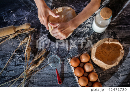 Knead the dough with the ingredients on dark 42471720