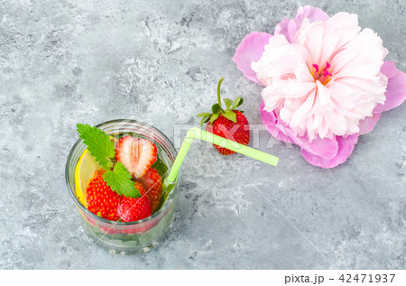 Cold summer drink with strawberries, lemon and mint 42471937
