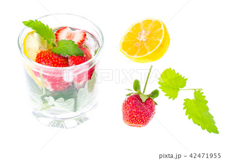 Cold summer drink with strawberries, lemon and mint 42471955