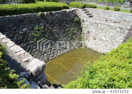松山城二ノ丸史跡庭園の大井戸遺構 42473252
