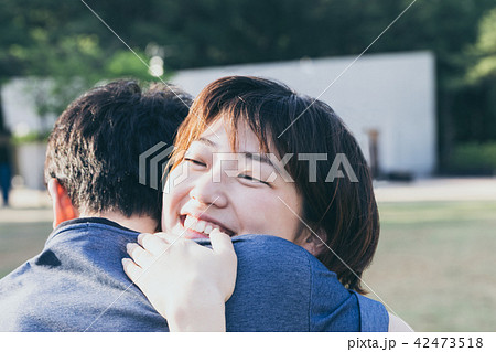 抱き合う男女の写真素材