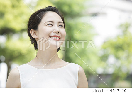 ノースリーブの女性 42474104