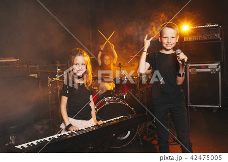 children singing and playing music 42475005