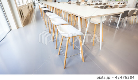 the dining room in an restaurant 42476284