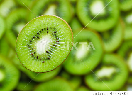 kiwi slices background 42477302