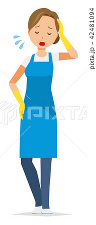 青いエプロンとゴム手袋を着用した女性が疲れている 42481094