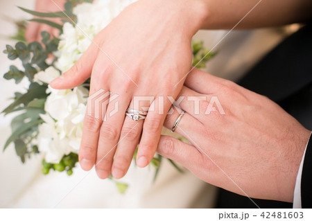 新郎新婦の結婚指輪 42481603