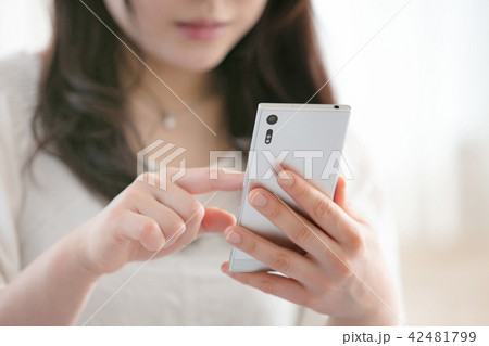 スマートフォン 女性 スマートフォン 女性 42481799