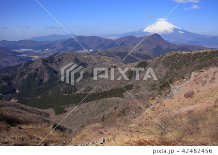 神奈川南足柄市の明神ヶ岳の山頂から見た西の富士山と金時山方面 神奈川南足柄市の明神ヶ岳の山頂から見た西の富士山と金時山方面 42482456