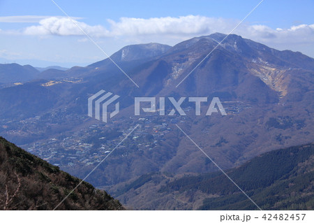 神奈川南足柄市の明神ヶ岳の山頂から見た南西の箱根山 42482457