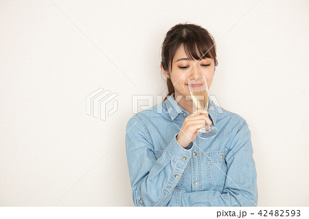 シャンパンを飲む女性 シャンパンを飲む女性 42482593