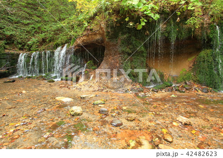 長野県軽井沢町の白糸の滝 長野県軽井沢町の白糸の滝 42482623