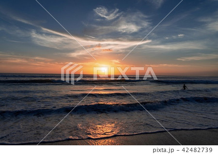 夕焼けと海の写真素材