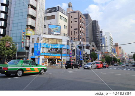 東京文京区の天神下交差点から東側の上野広小路駅方面を見る 42482884